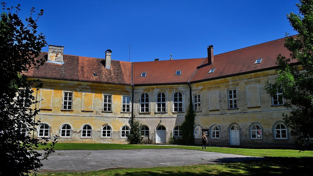 Zamek na namesti chorvatske kralovny jeleny sveti kriz zacretje
