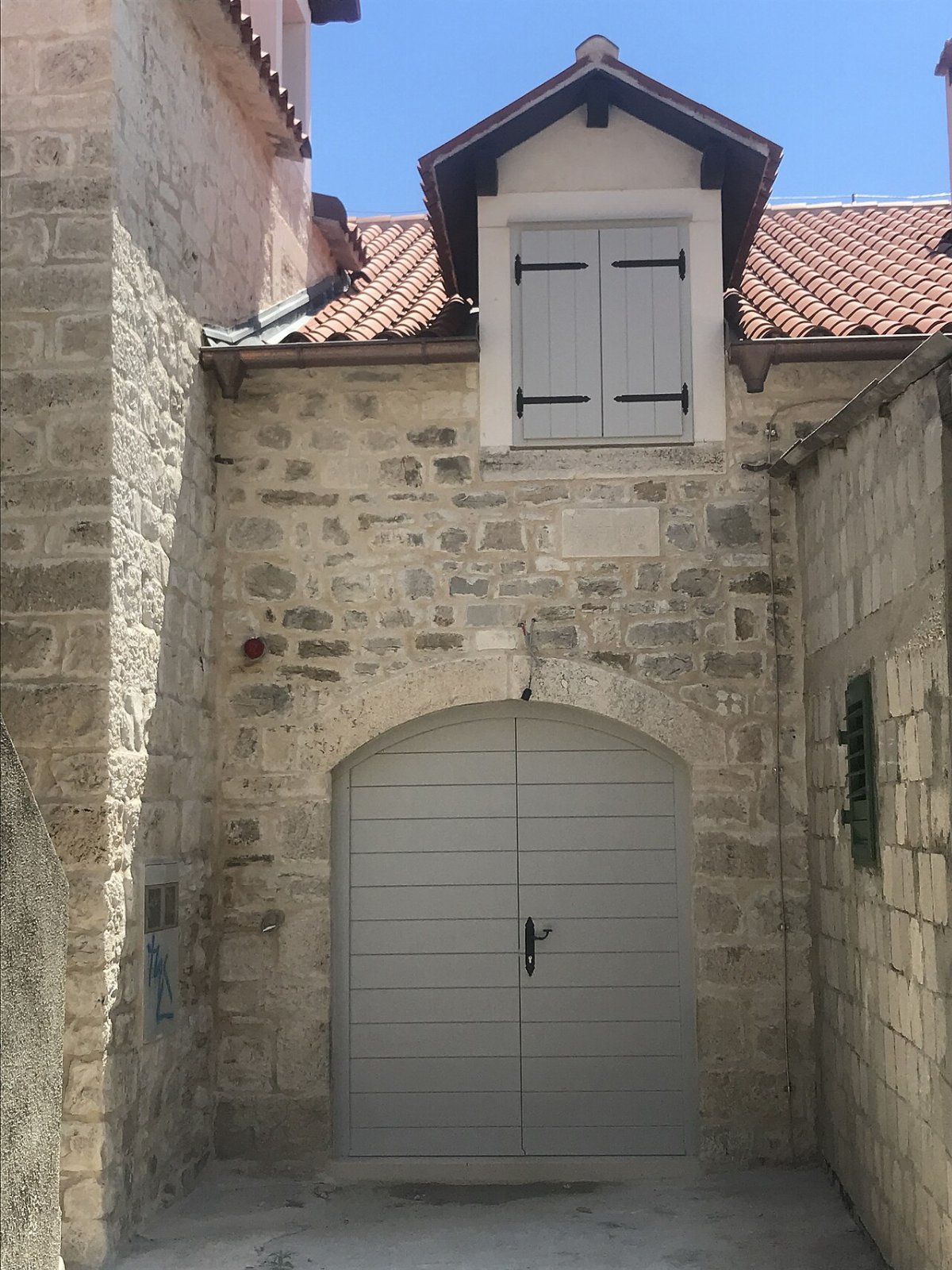 Opatsky dum v kastilci kastel gomilica