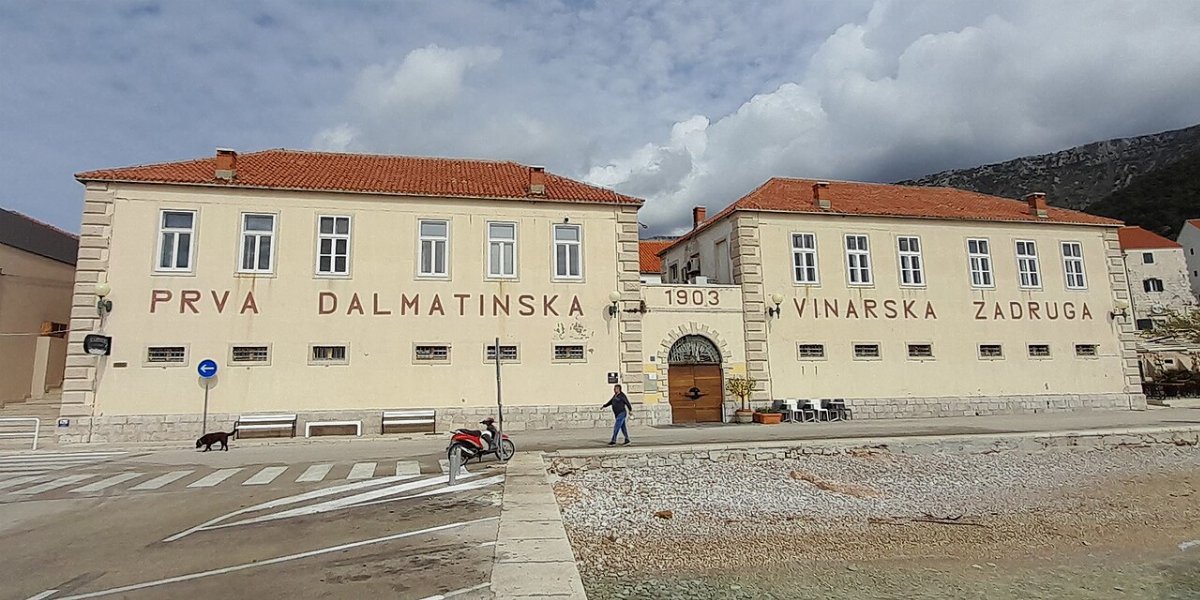 Budova skoly a vinarskeho druzstva bol
